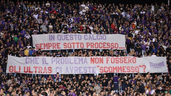 La curva della Fiorentina ironizza: "Avreste scommesso che non fossero gli ultras il problema?"