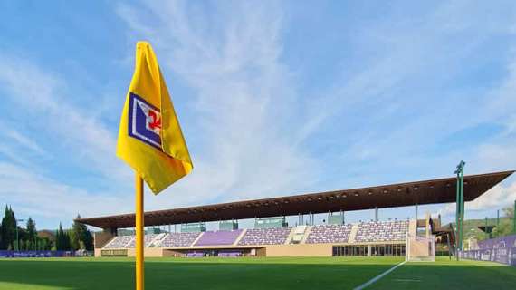 La Fiorentina presenta la nuova terza maglia: il colore rosso come richiamo al passato