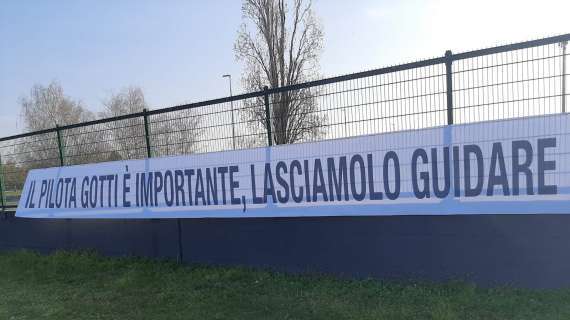 Udinese, striscione pro-Gotti sui cancelli del Friuli: "Il pilota è importante, lasciamolo guidare"