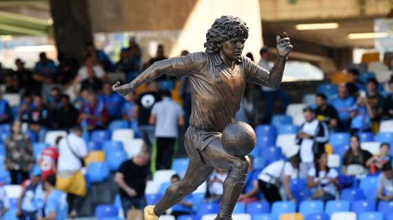 Il Napoli omaggia Maradona: allo stadio la sua statua con il piede sinistro dorato
