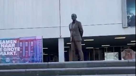 Groningen omaggia il padre di Ronald Koeman con una statua davanti allo stadio