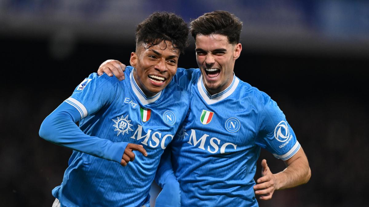 Il Napoli soffre ma recupera due volte la Roma. Il Mattino in prima pagina: "Super Santos"