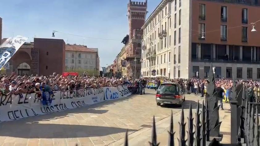 Funerali di Sandro Mazzola, l'ingresso del feretro nella basilica di Sant'Ambrogio