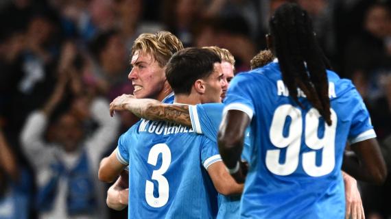 Il Napoli batte lo Sporting e fa festa in Champions. Il Mattino titola: "Ci pensa Hojlund"