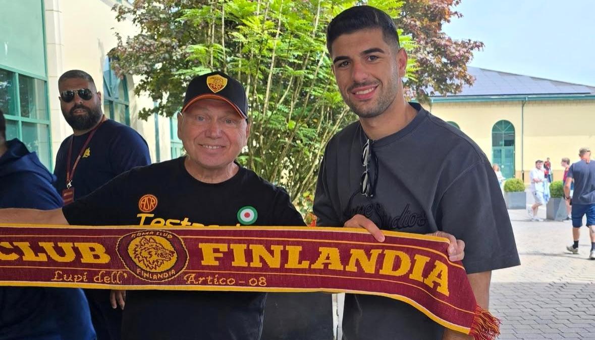 Koulierakis ha raggiunto la Roma in Galles. Le prime immagini con i tifosi giallorossi