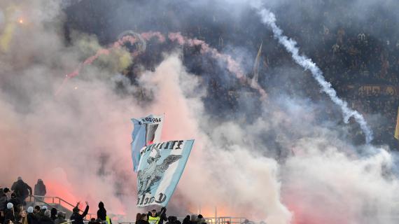 Lazio-Roma, lancio di fumogeni nel riscaldamento: Mourinho si traveste da paciere