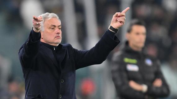 Mourinho esonerato dalla Roma, tifosi divisi: "Una coltellata", "Ora Conte"