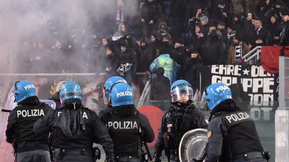 TMW - Coppa Italia, scontri ultrà-Polizia: auto dei vigili a fuoco