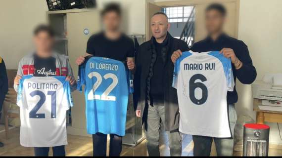 Napoli, Mario Giuffredi regala le maglie azzurre ai detenuti del carcere minorile di Nisida