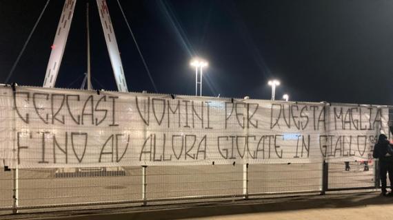 Juventus, la contestazione prosegue: ecco altri due striscioni di protesta fuori dallo Stadium