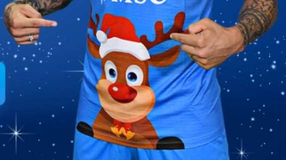FOTO - Napoli, 11 renne in campo per Natale: la nuova maglia ideata dal club