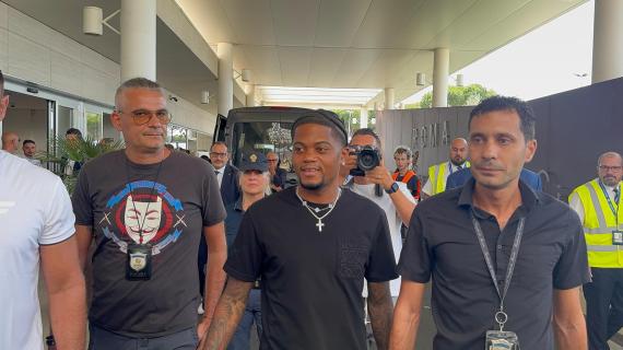 Bailey atterrato a Roma: bagno di folla all'aeroporto per il nuovo attaccante giallorosso