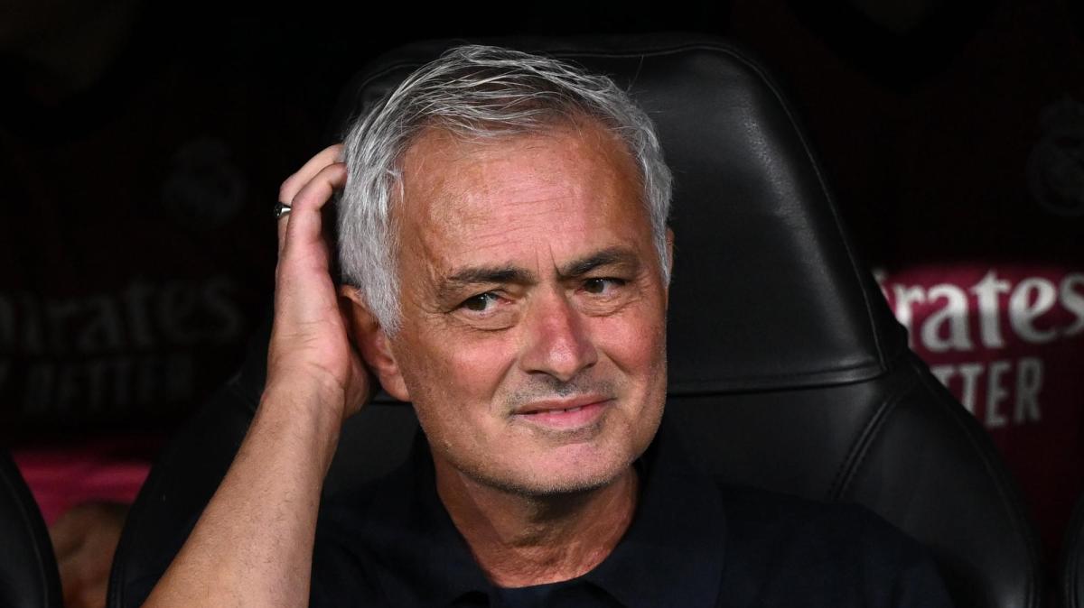"Se è facile non fa per me, se è dura ti aiuta José": la rima di Mourinho in TV