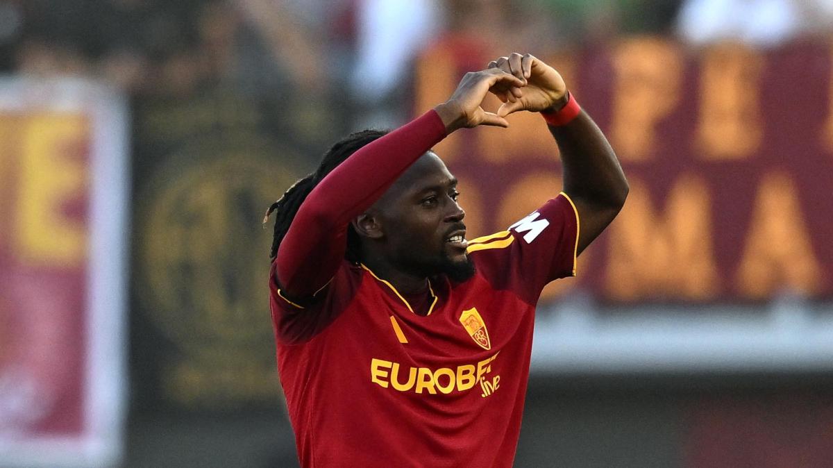 Una grande Roma conduce 2-0 contro l'Inter al 45'. Doppietta di Manu Kone