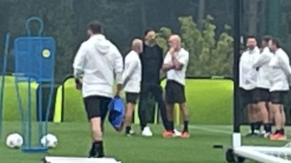 TMW - Milan, colloquio tra Pioli e Ibrahimovic durante la rifinitura pre Newcastle: le immagini