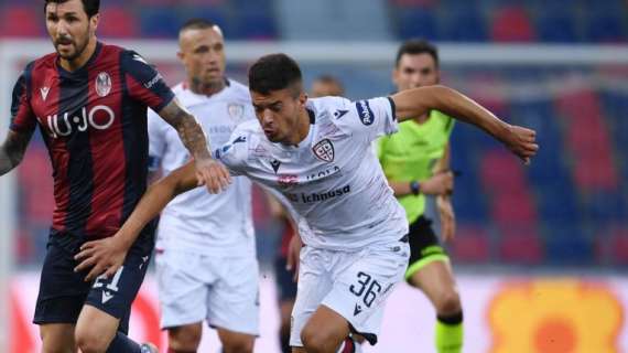 Cagliari-Lecce 0-1, ancora un rosso per Carboni: sardi in 10 per tutta la ripresa