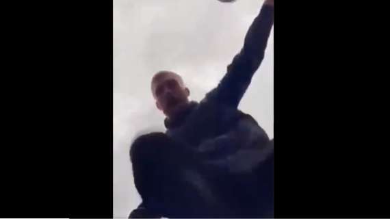 Sheffield United, McBurnie filmato mentre aggredisce un passante. L'attaccante è in arresto