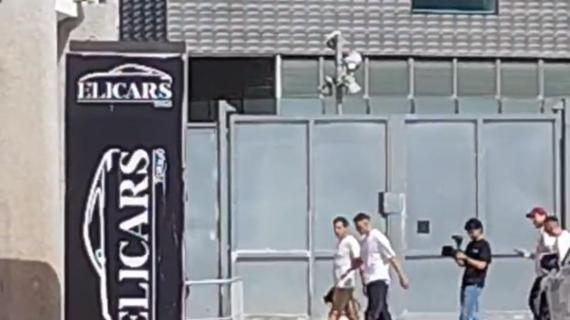 Torino, iniziate le visite mediche di Asllani: la foto dell'arrivo del centrocampista