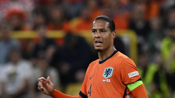 Espulso con l'Ungheria, Van Dijk torna a Liverpool: "Ho deciso di tornare per riposare"