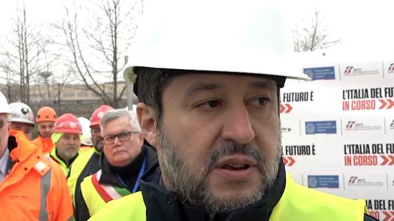 Salvini celebra l'Inter: "Onore ai vincitori". E nella foto un suo manifesto elettorale