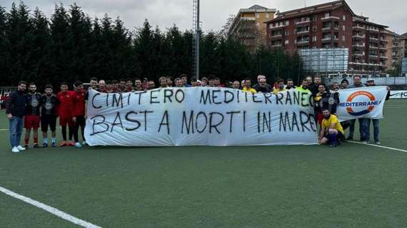 Partita di beneficenza a Milano con il pensiero rivolto ai morti in mare: la foto