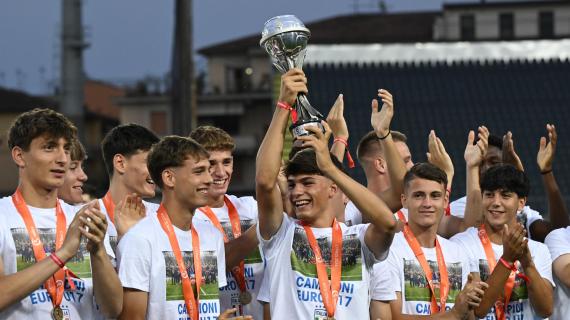 Under 17 campione d'Europa: pasillo de honor a Empoli prima di Italia-Bosnia