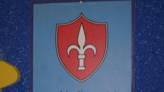 Triestina, ieri il primo allenamento. Col marchio del club oscurato da una toppa sulle magliette