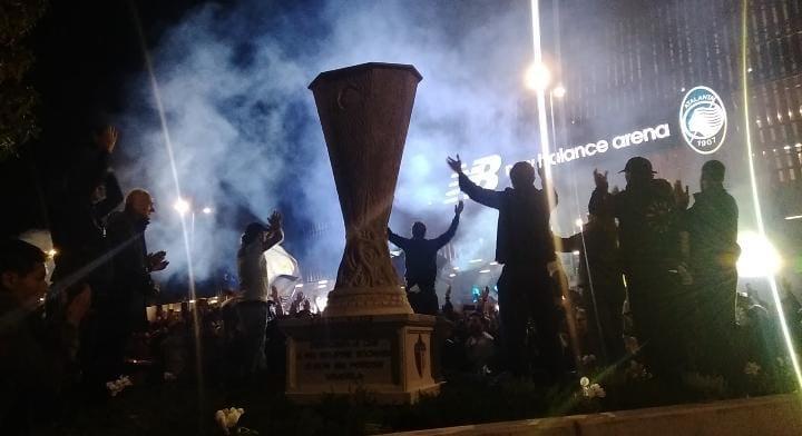 Atalanta, svelata la statua dedicata all'Europa League collocata fuori dallo stadio: il video