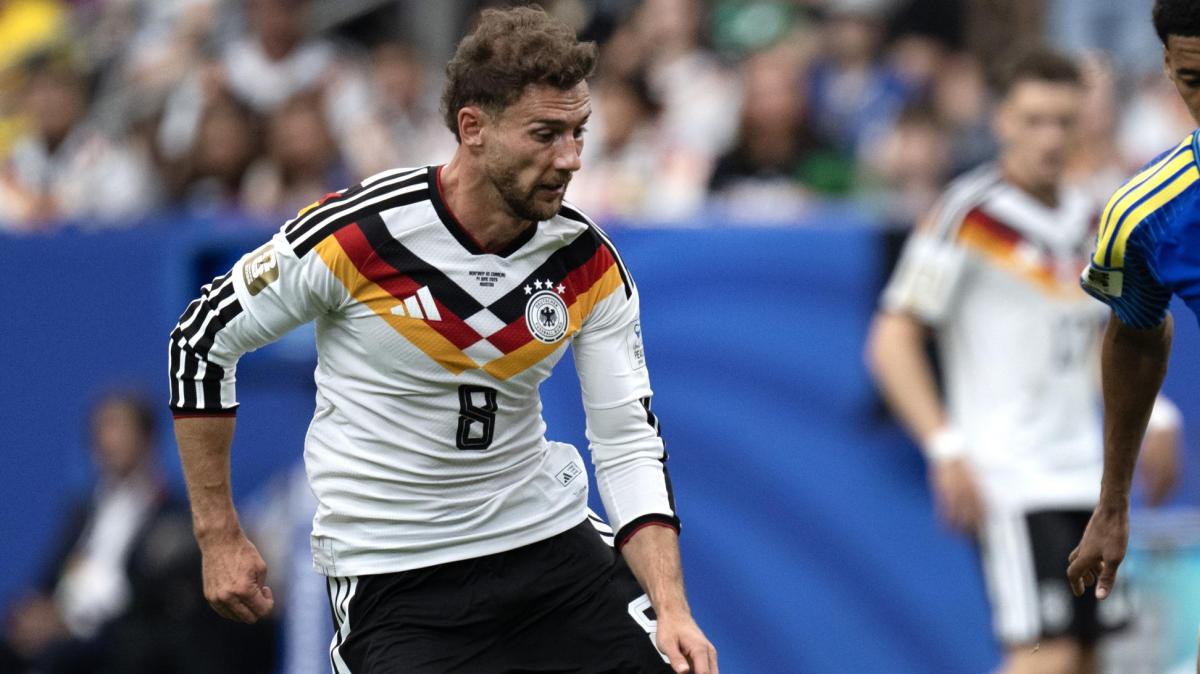 Goretzka, che gaffe: sale sul pullman dell'Ecuador dopo il ko della Germania