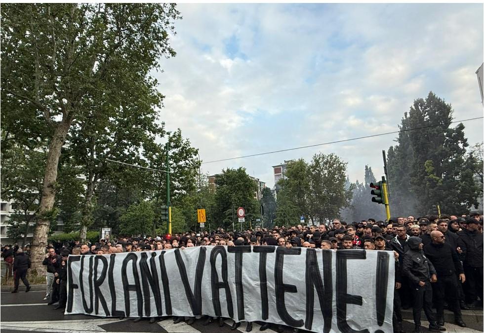 Milan, è partito il corteo di contestazione dei tifosi: "Furlani vattene"