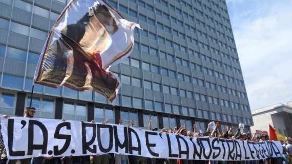 VIDEO - Roma, esplode la protesta dei tifosi contro la società