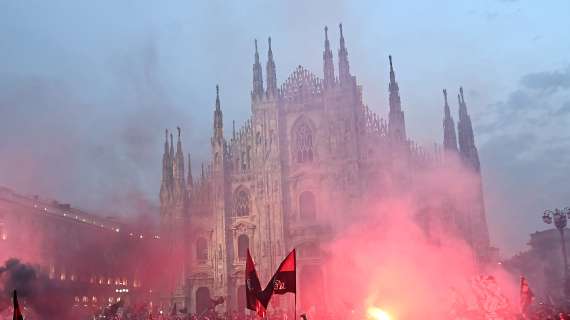 FOTO - Delirio rossonero a Milano, le immagini della festa dopo la vittoria dello Scudetto