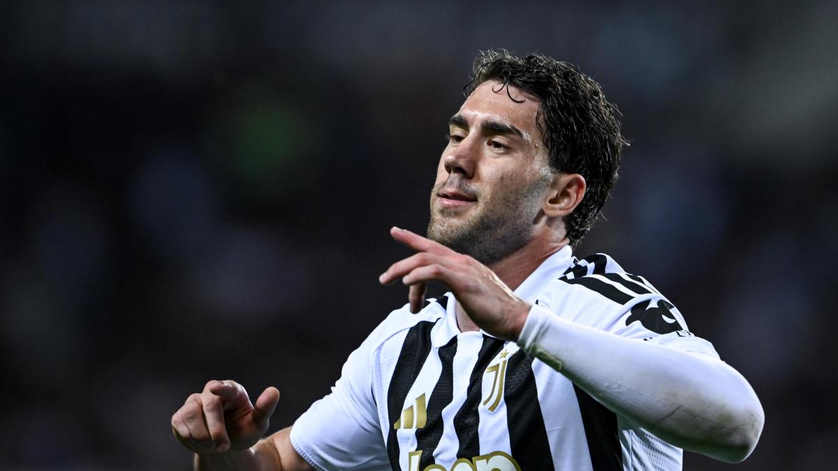 Max va al Napoli e tenta Vlahovic. Tuttosport in apertura: "Allegri vs Spalletti"