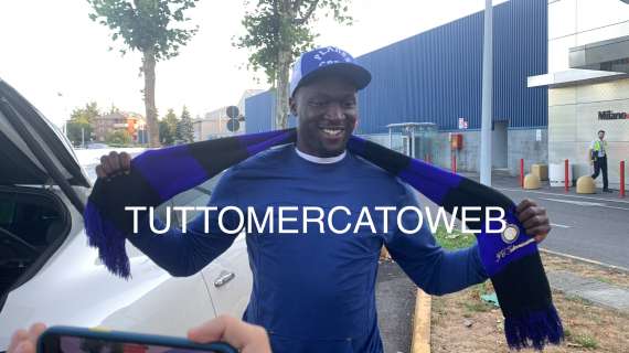 TMW - Inter, Lukaku si è fermato a fare qualche selfie con i tifosi all'uscita dall'aeroporto