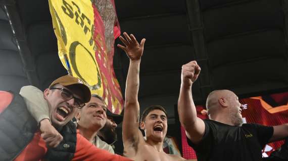 Che festa all'Olimpico: la Roma torna in campo per celebrare l'1-0 alla Lazio con la Curva Sud