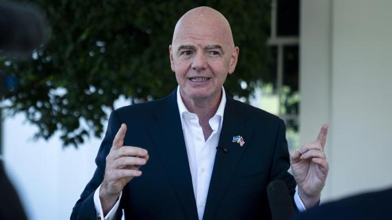 Infantino festeggia Totti: "Re di Roma, hai esteso confini calcio"