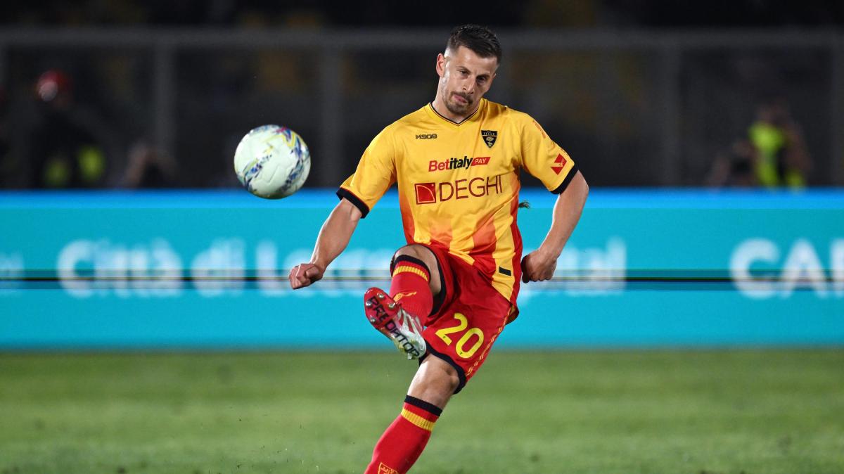Il Lecce omaggia Ramadani: "Grazie per aver sempre lottato con il cuore e con grinta"