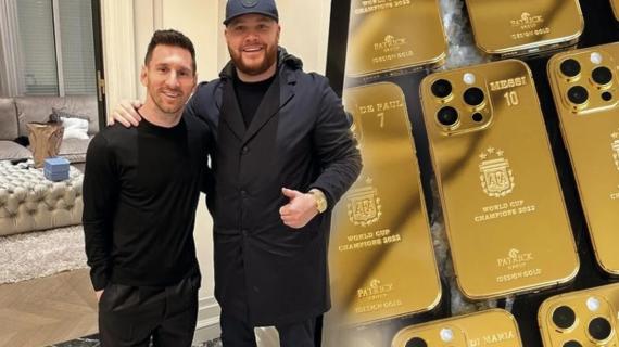Messi regala ai compagni I-Phone con custodie d'oro dopo il Mondiale vinto dall'Argentina