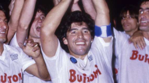 TOP NEWS Ore 20 - Napoli in campo con la 10 di Maradona. Riscaldamento con 'Live is Life'