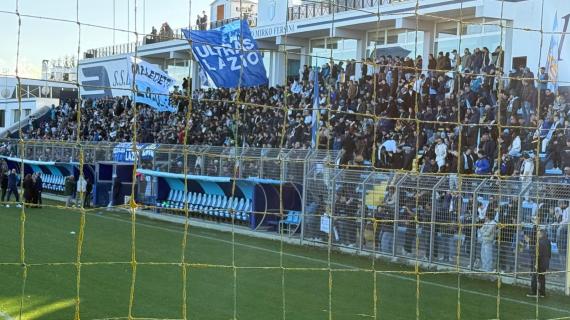 La Lazio entra in campo al Fersini: cori, striscione e hype massimo. Assenti Patric e Vecino