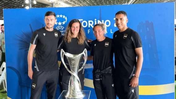 FOTO - La UWCL fa tappa a Genova. Le blucerchiate Tarenzi e Spinelli posano con il trofeo