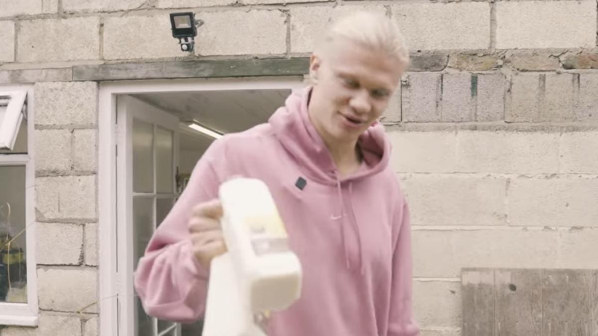 Haaland e la passione per il latte crudo. Ma è polemica in UK: "Può contenere batteri"