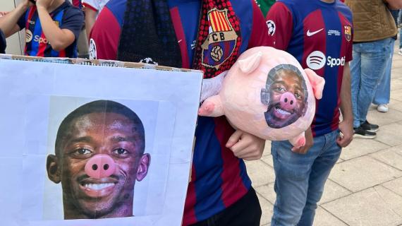 La maglia bruciata, le banconote col suo volto. Dembélé contestato dai tifosi del Barça