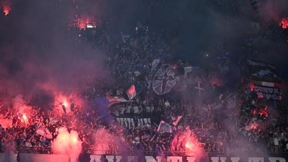 Napoli campione, festa anche a Milano: fuochi d'artificio e striscioni azzurri in piazza Duomo