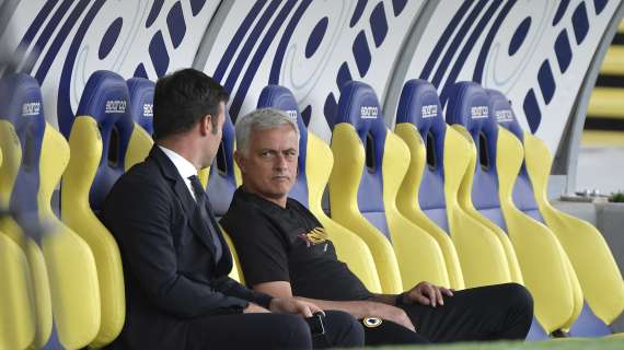 Mourinho contro gli arbitri nel derby, la Roma sta con lui: "Siamo allineati, Guida sconcertante"