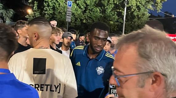 Como, Fadera punta a restare. Un tifoso chiede: "Rimani al Como?", lui risponde sì e sorride
