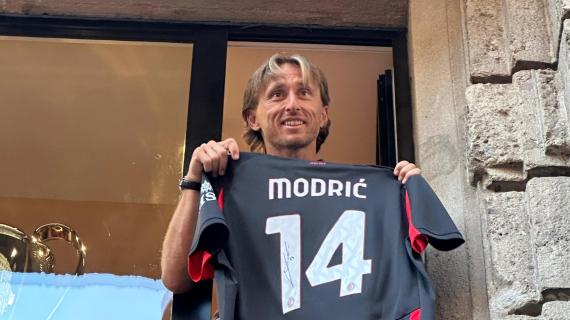 Che entusiasmo al Milan Store per Modric: 1.500 tifosi, Luka lancia la maglia