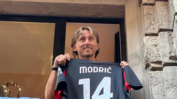 Bagno di folla per Modric: "Eppure a Milano ad agosto c'è poca gente... Vi aspetto a San Siro"