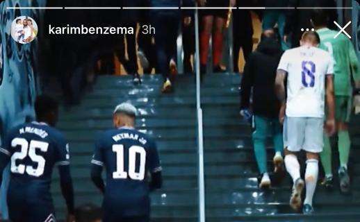 Benzema "chiama" Mbappé al Real Madrid: la foto con l'abbraccio nel tunnel del Bernabeu