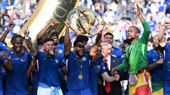 Donald Trump ha consegnato il trofeo ed è rimasto sul palco insieme ai giocatori del Chelsea